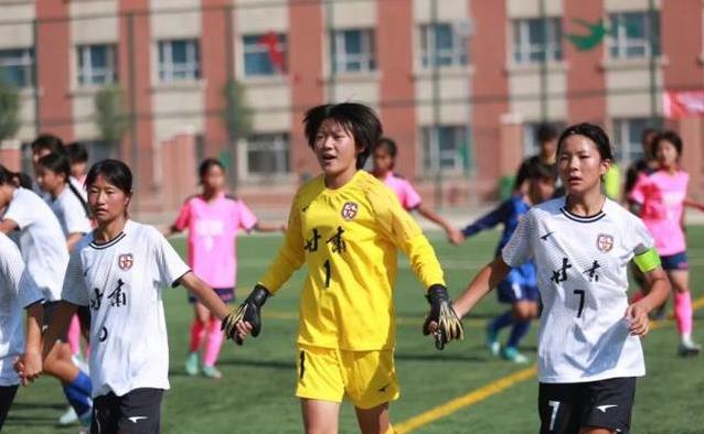 全国少女新疆踢球，14民族齐聚，友谊赛藏何秘密？