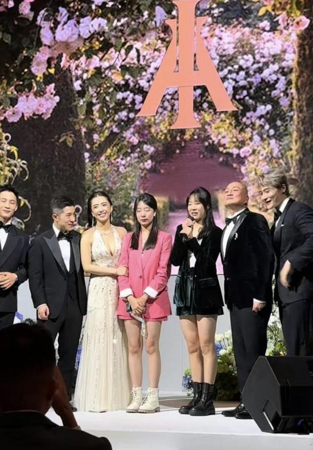 汤镇业青岛香港两头跑，双胞胎儿女欢聚会所，66岁球技为何这么牛