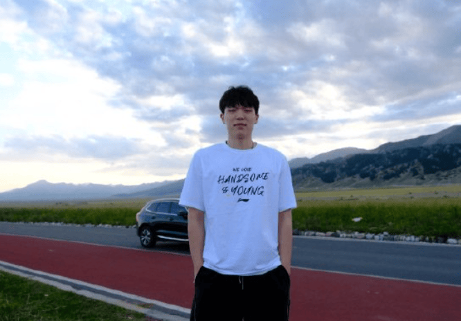 杨瀚森社媒晒照：短暂休整能量条已恢复，继续上路