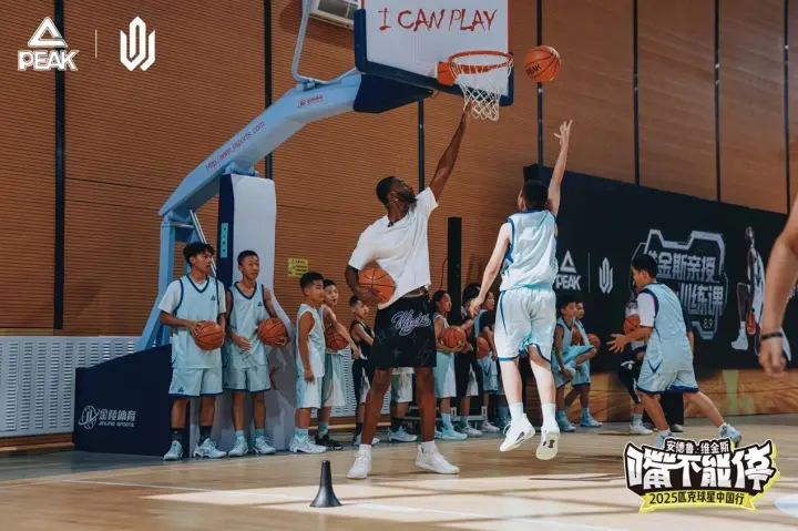 NBA状元变身“孩子王”，维金斯空降乌鲁木齐演绎快乐篮球