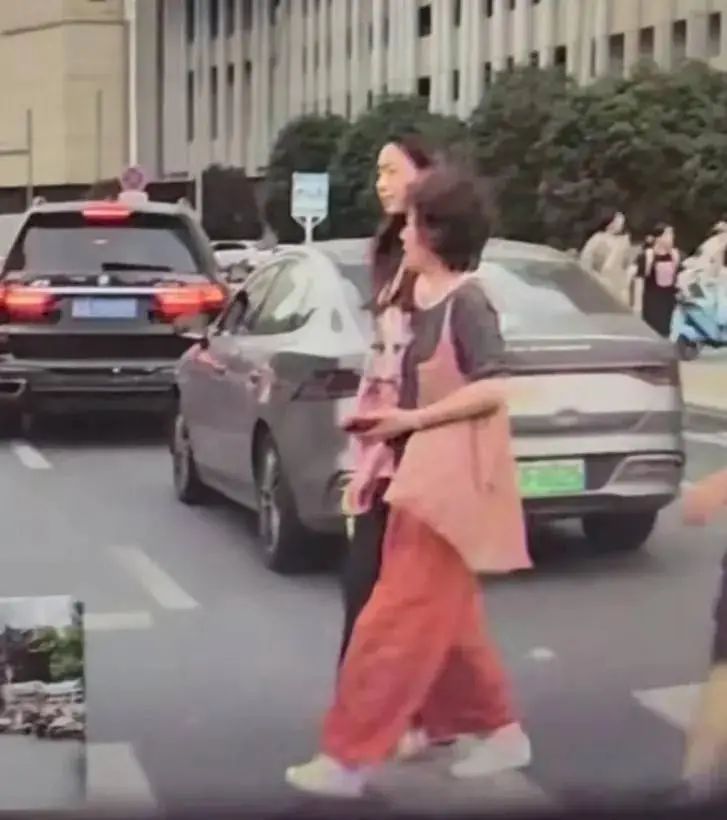 同样是伴侣名气不般配，把黄轩，黄晓明，许嵩一起比，差距出来了!
