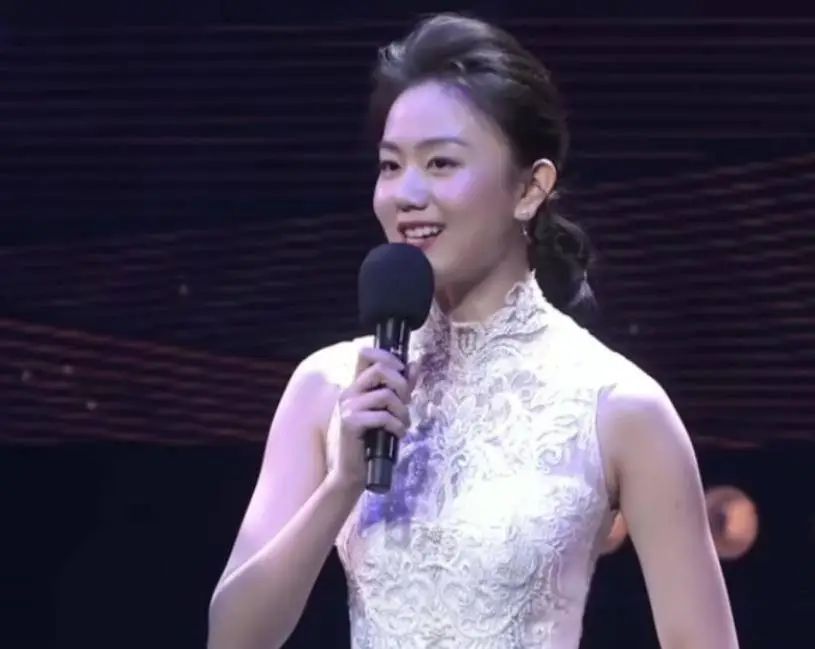同样是伴侣名气不般配，把黄轩，黄晓明，许嵩一起比，差距出来了!