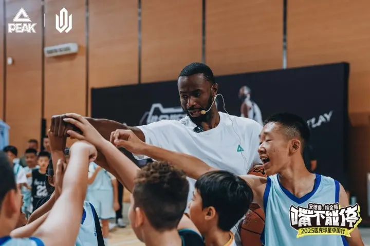 NBA状元变身“孩子王”，维金斯空降乌鲁木齐演绎快乐篮球