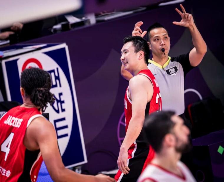 20分钟五犯离场！富永启生22+5三分下场尬笑 日本丢第一