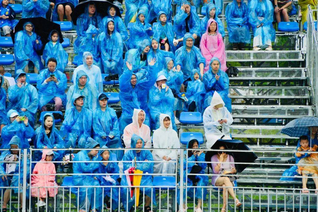 雨中，世运会多项赛事在兴隆湖有序开赛
