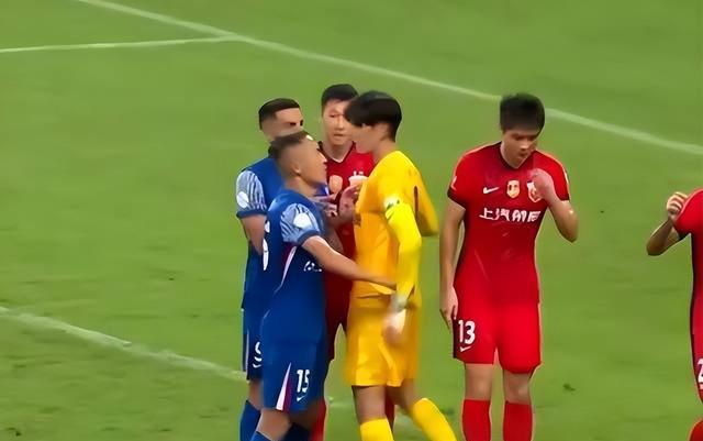 上海德比火药味太浓了，场上吴曦颜骏凌对喷，特谢拉情绪几乎失控