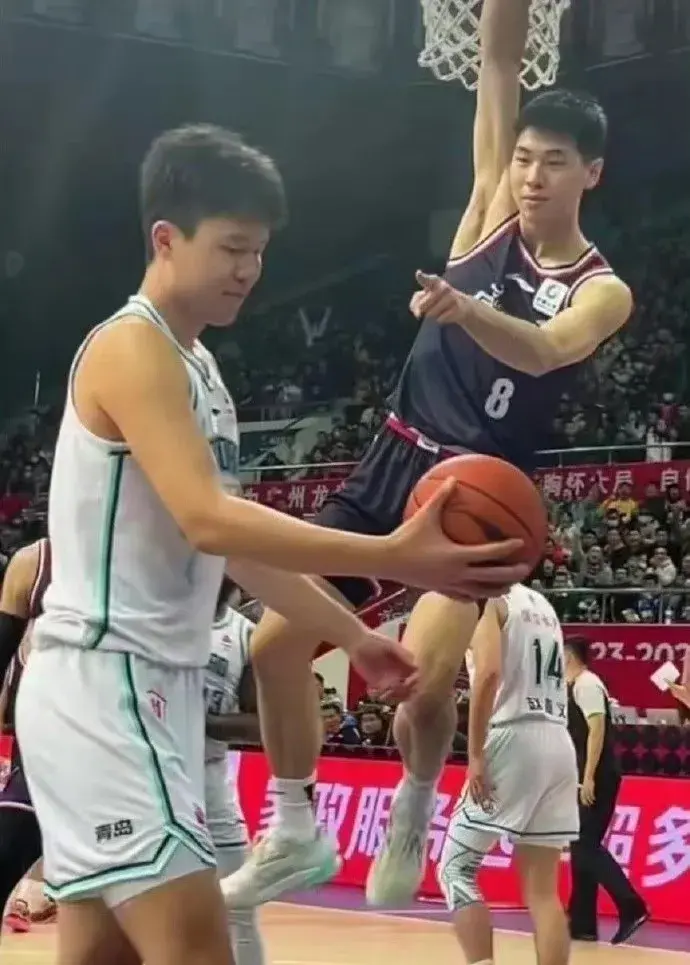 杨瀚森抵达美国，接下来将参加开拓者训练营和特训，期待NBA首秀