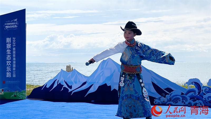 千名跑者齐聚青海湖畔 万顷碧波映衬生态欢乐跑