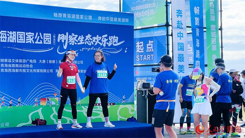 千名跑者齐聚青海湖畔 万顷碧波映衬生态欢乐跑