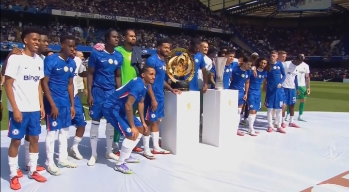 世界冠军主场亮相！赛前切尔西主场展示世俱杯＆欧协联冠军奖杯
