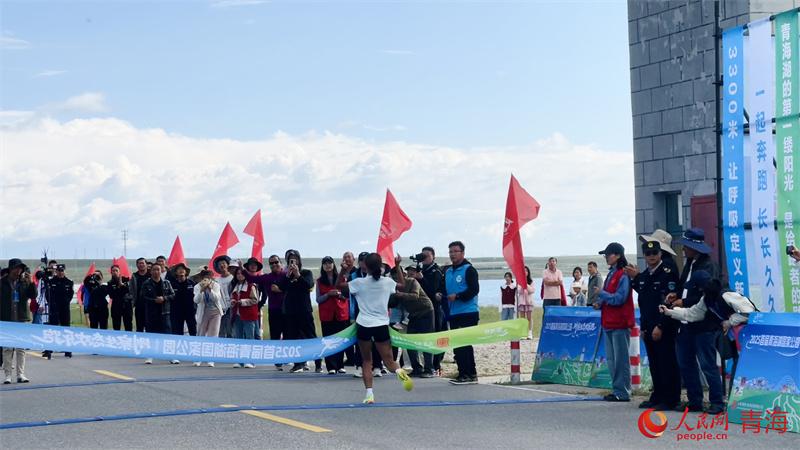 千名跑者齐聚青海湖畔 万顷碧波映衬生态欢乐跑