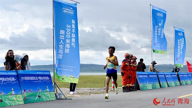 千名跑者齐聚青海湖畔 万顷碧波映衬生态欢乐跑