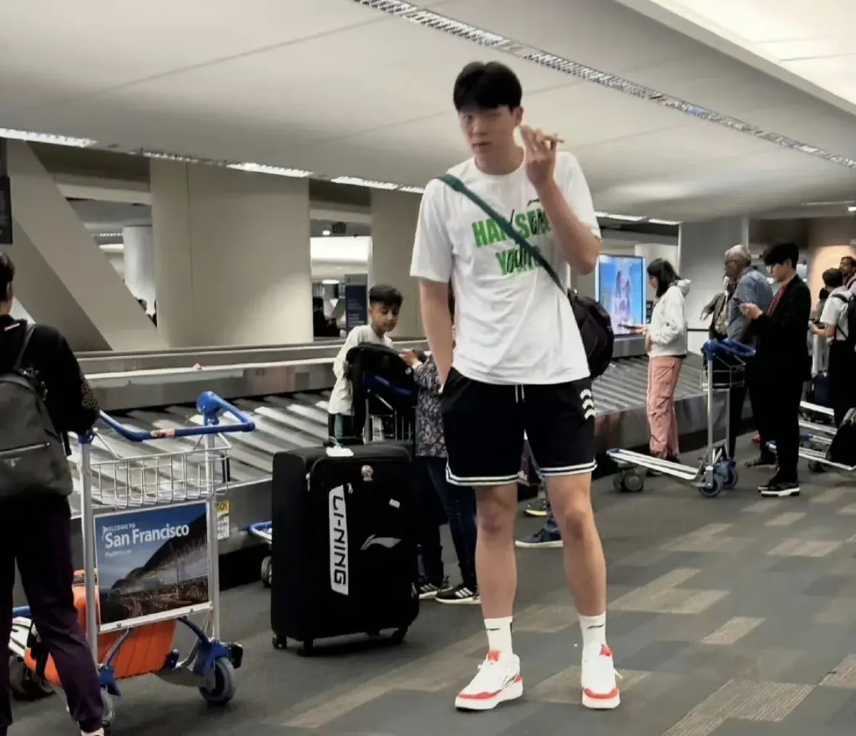 杨瀚森抵达美国，接下来将参加开拓者训练营和特训，期待NBA首秀
