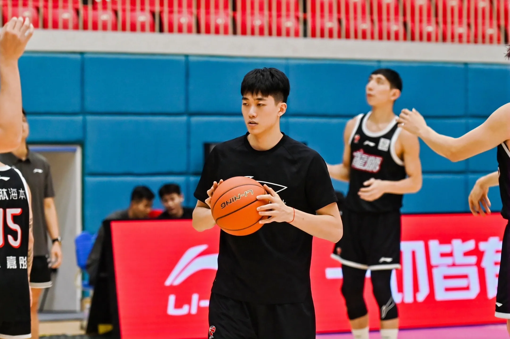 广州男篮社媒更新比赛精彩图集：夏联启东站以两胜一负收官