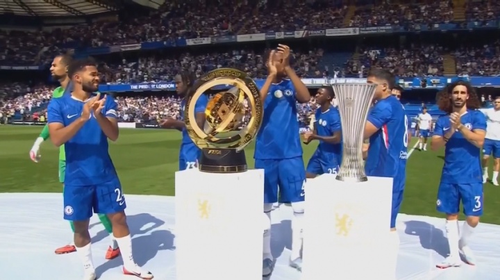 世界冠军主场亮相！赛前切尔西主场展示世俱杯＆欧协联冠军奖杯