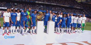 世界冠军主场亮相！赛前切尔西主场展示世俱杯＆欧协联冠军奖杯