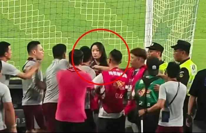 与海港冲突中遭误伤！申花女记者：现无法进食说话，已向中足联反映