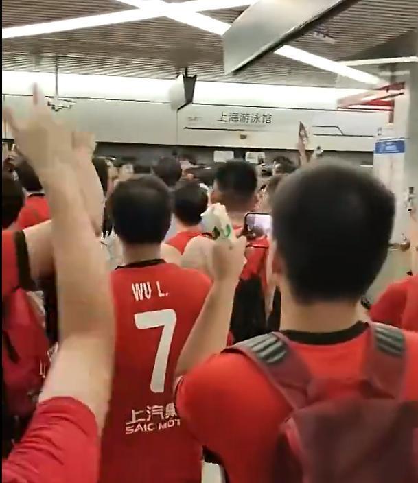 上海德比火药味太浓了，场上吴曦颜骏凌对喷，特谢拉情绪几乎失控