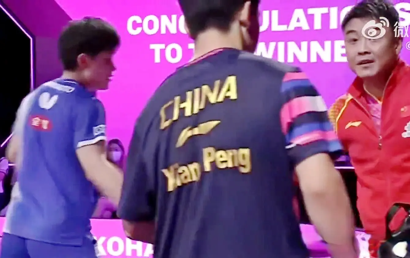 张本智和又嘚瑟！不满国乒主帅王皓握手不看人，还向教练控诉模仿