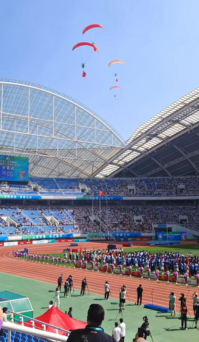 中华人民共和国第一届青少年田径运动会在沈阳开幕