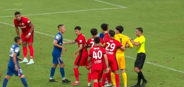 上海德比火药味太浓了，场上吴曦颜骏凌对喷，特谢拉情绪几乎失控