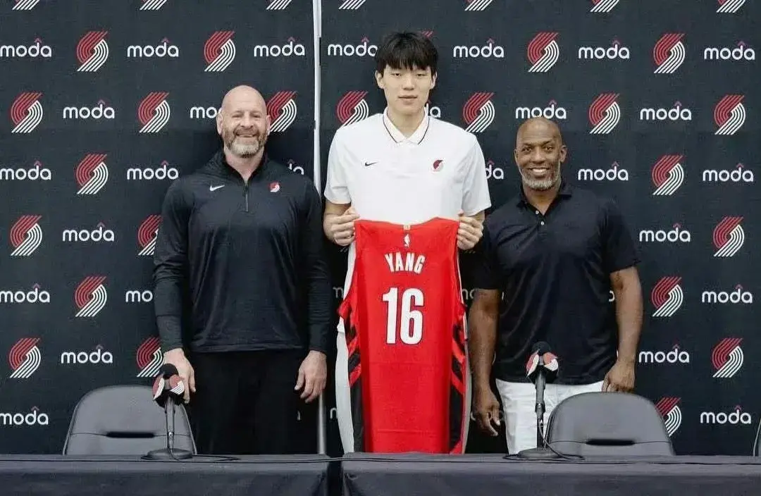 杨瀚森抵达美国，接下来将参加开拓者训练营和特训，期待NBA首秀