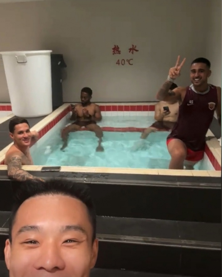 刘若钒：不容易的3分，俱乐部上下团结一起，每一分钟都拼尽全力
