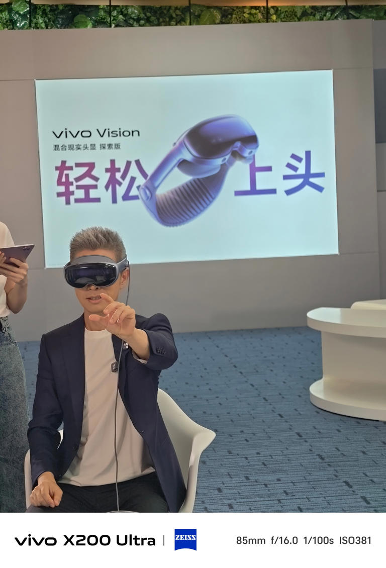 央视朱广权提前体验 vivo Vision 头显，双指捏合“轻松上头”
