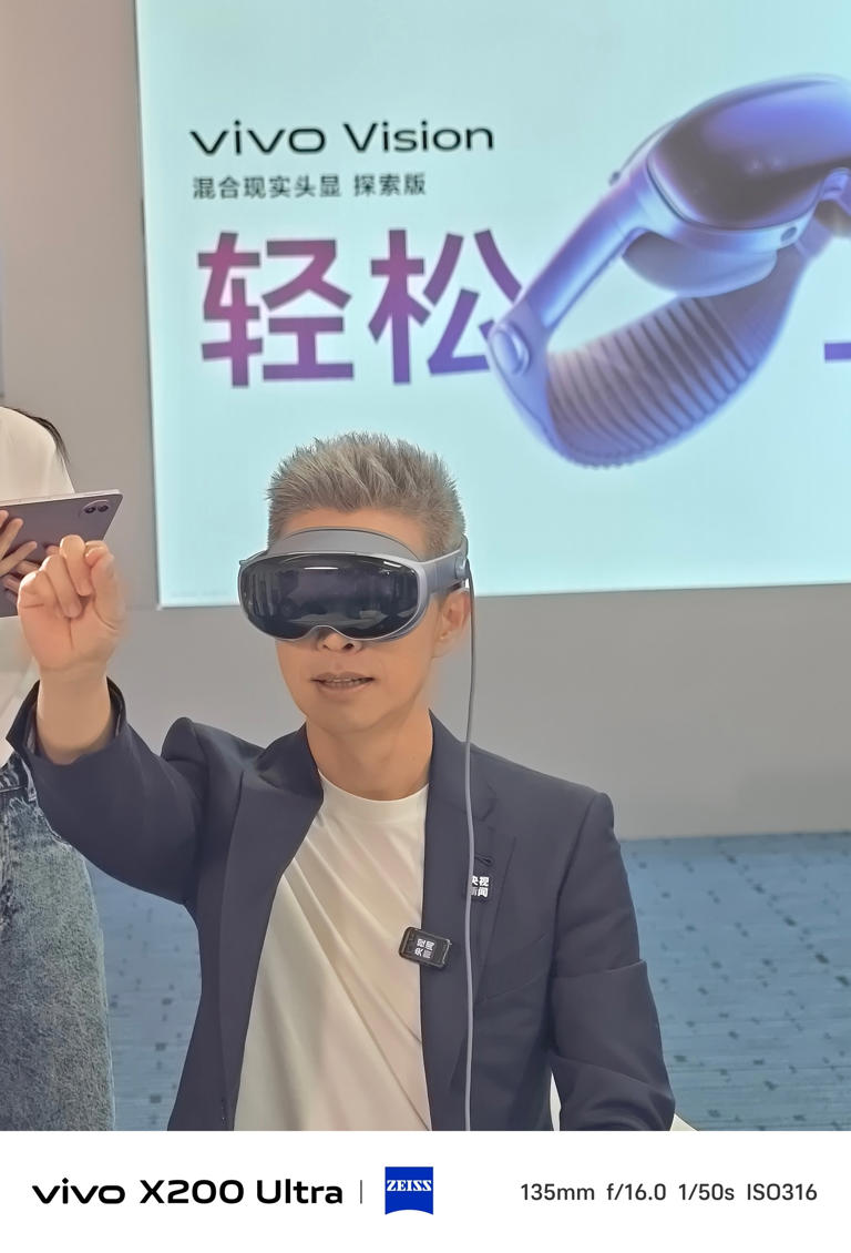 央视朱广权提前体验 vivo Vision 头显，双指捏合“轻松上头”