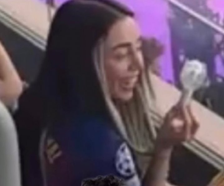 此前被拍到接吻👀女歌手穿亚马尔球衣观战，还被亚马尔设成壁纸