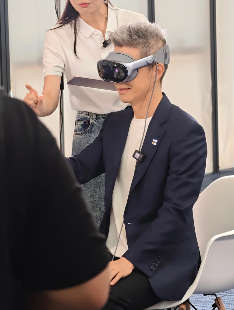 央视朱广权提前体验 vivo Vision 头显，双指捏合“轻松上头”
