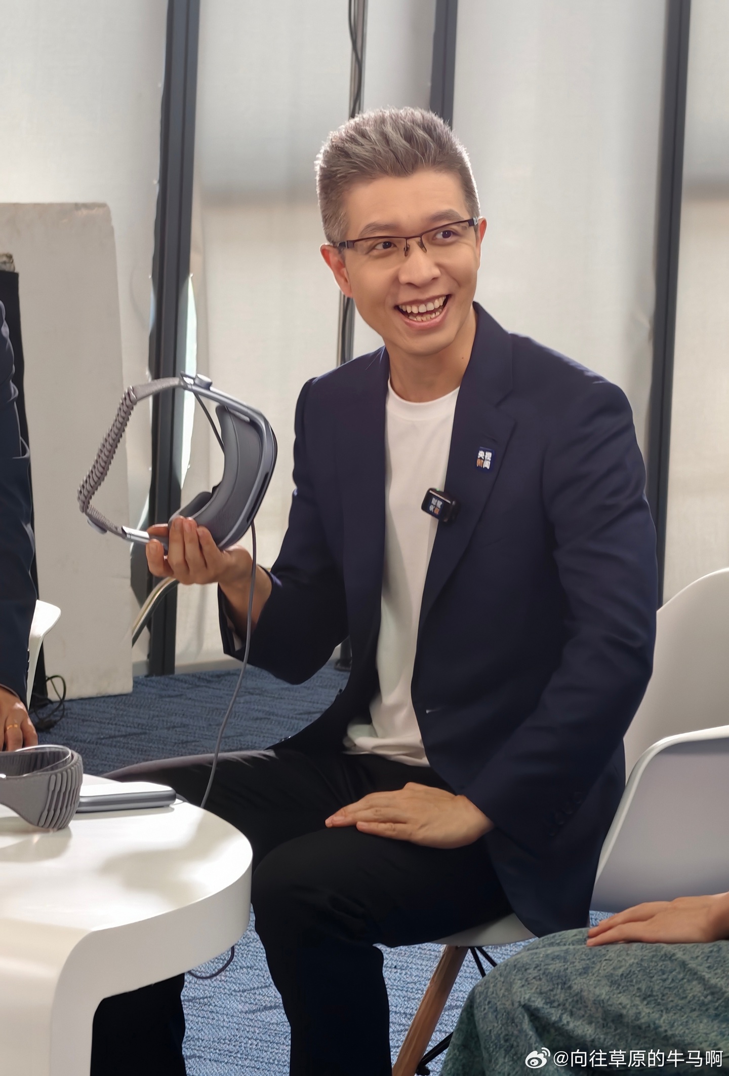 央视朱广权提前体验 vivo Vision 头显，双指捏合“轻松上头”