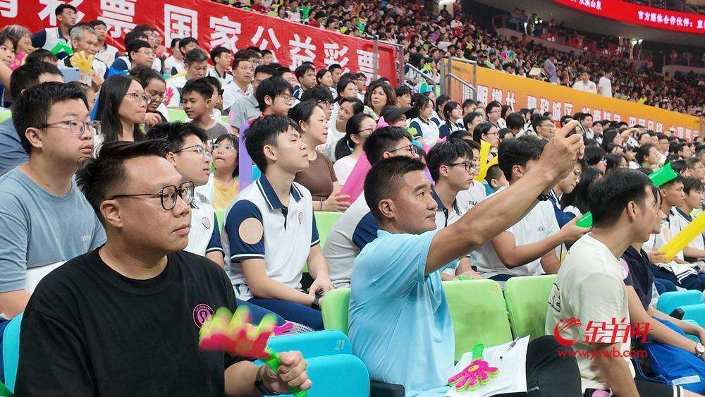 大湾区文化体育中心顺利首秀！观众也想下场体验