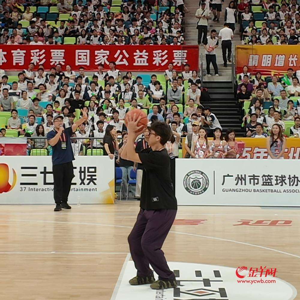 大湾区文化体育中心顺利首秀！观众也想下场体验