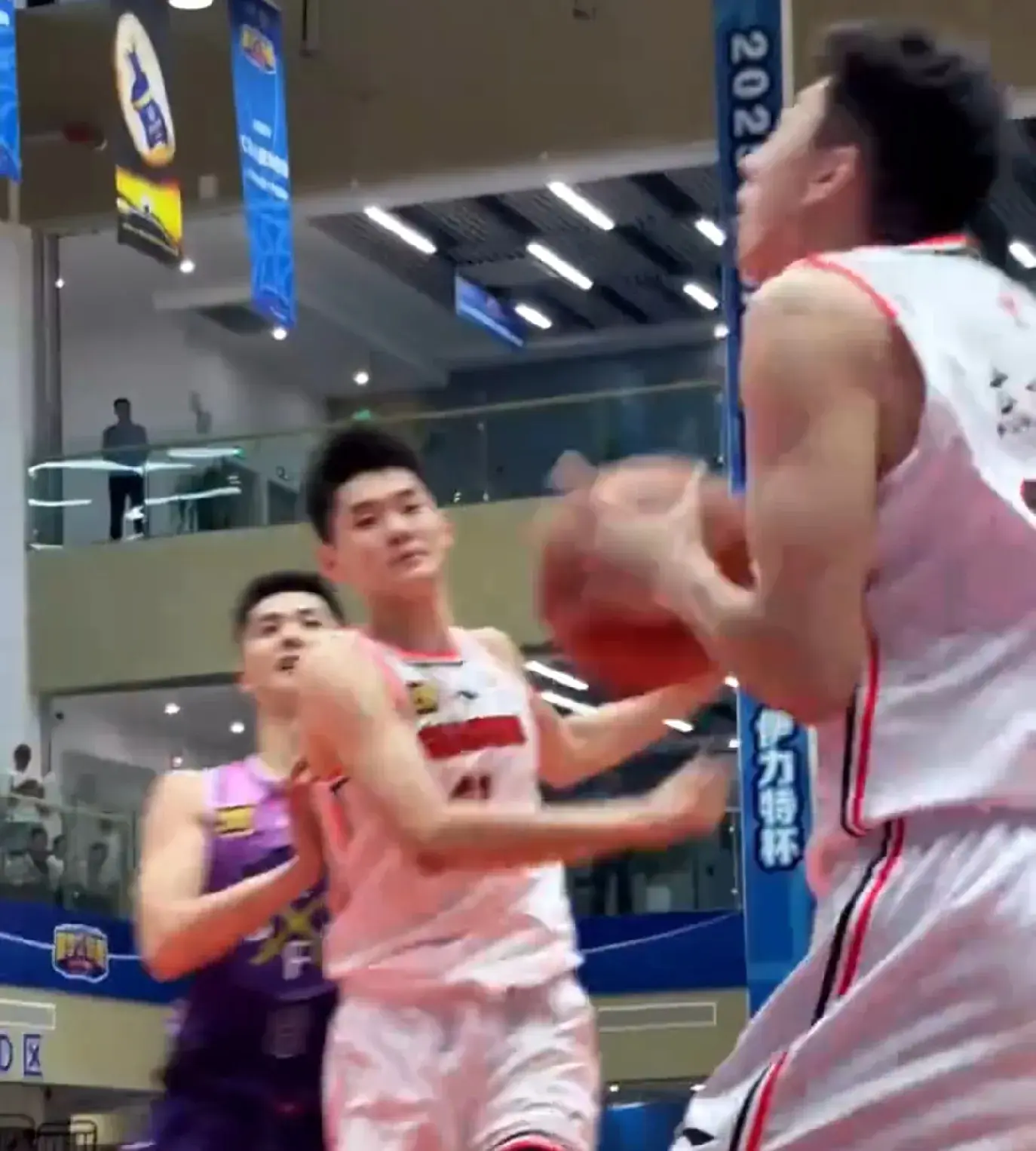 狂胜36分！王洪泽17+12+4，5前板太硬，张文逸三分7中5，篮板多20