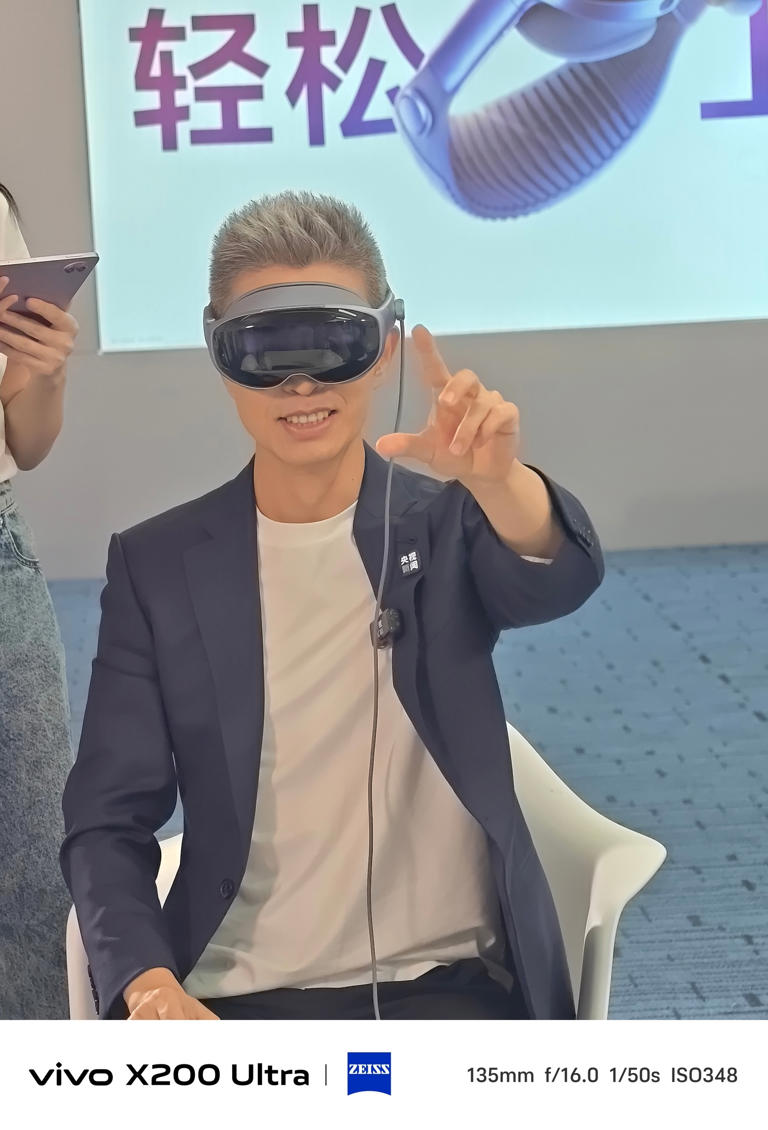 央视朱广权提前体验 vivo Vision 头显，双指捏合“轻松上头”