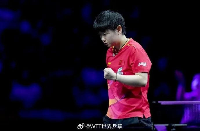 孙颖莎战胜队友石洵瑶，晋级WTT横滨冠军赛女单决赛，赛后：早上打球开局有点朦胧