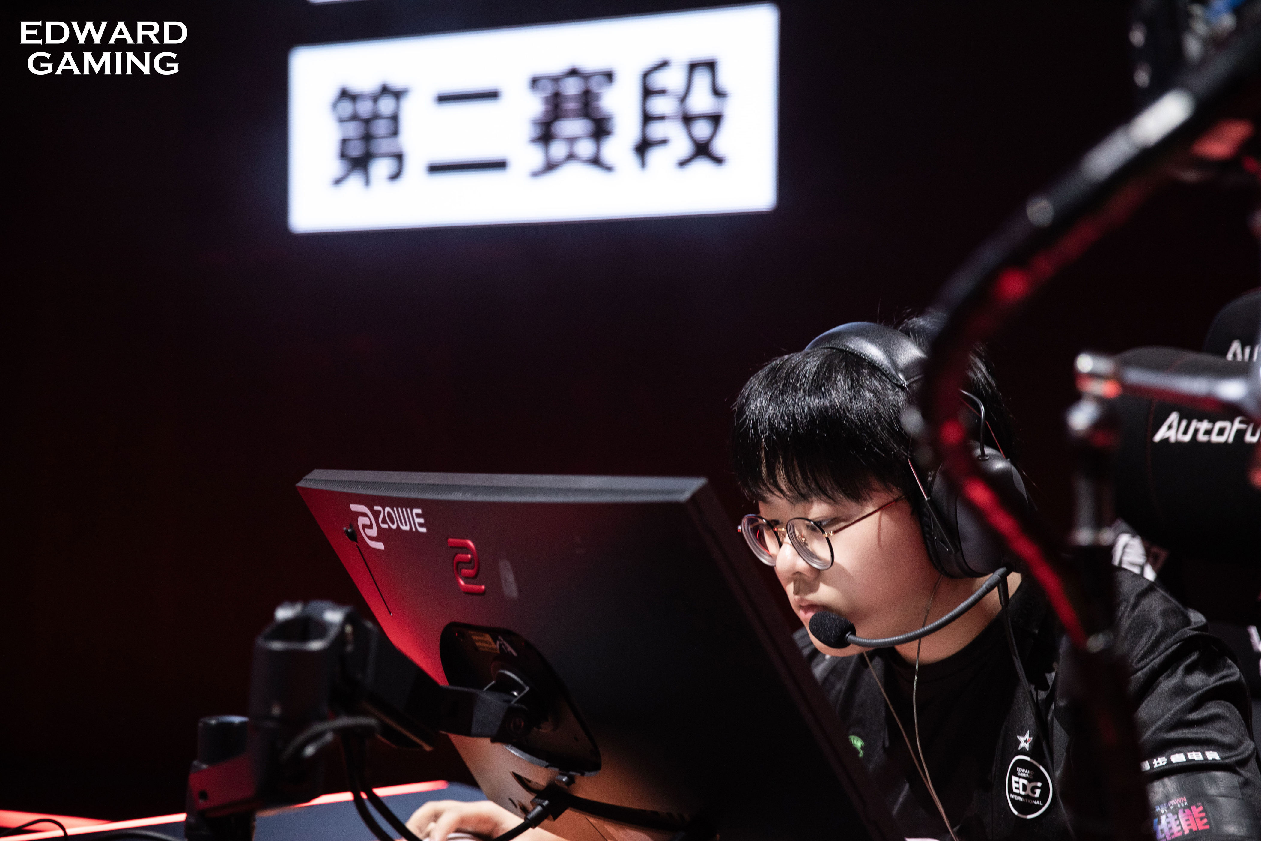 EDG官方发布赛场返图：来之不易的胜利，我们重庆见