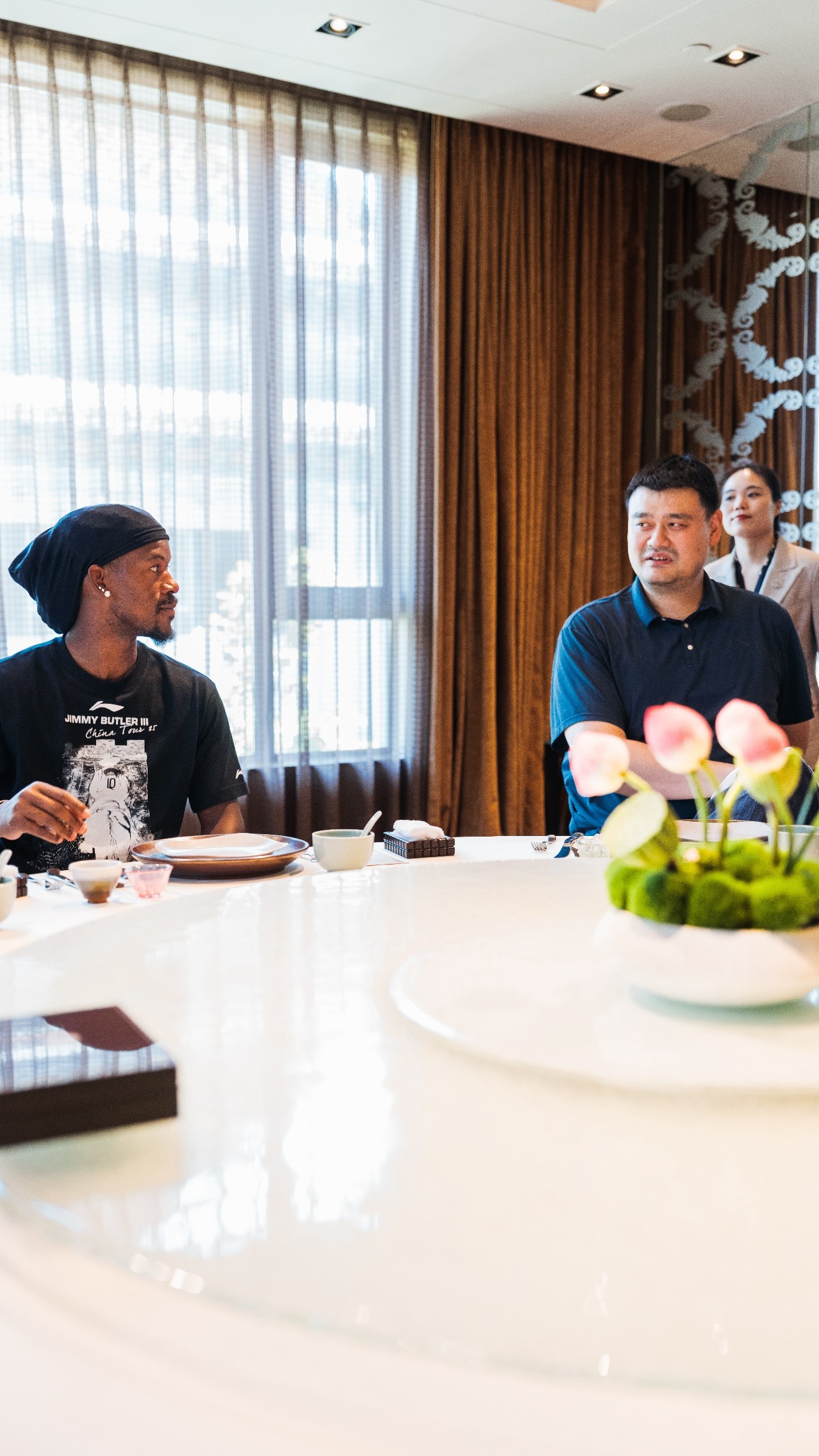 小鸟依人，巴特勒中国行与姚明和梅奥共吃烤鸭并合影
