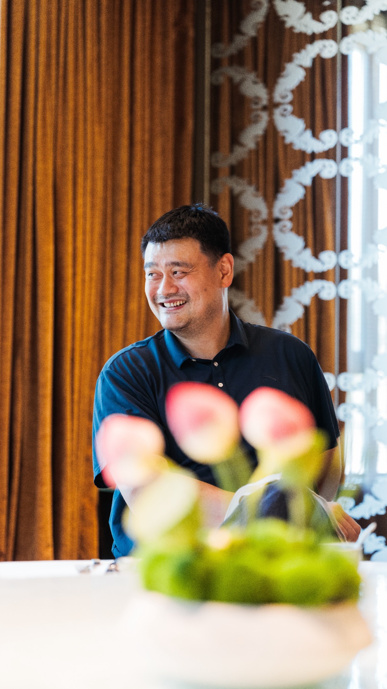 小鸟依人，巴特勒中国行与姚明和梅奥共吃烤鸭并合影