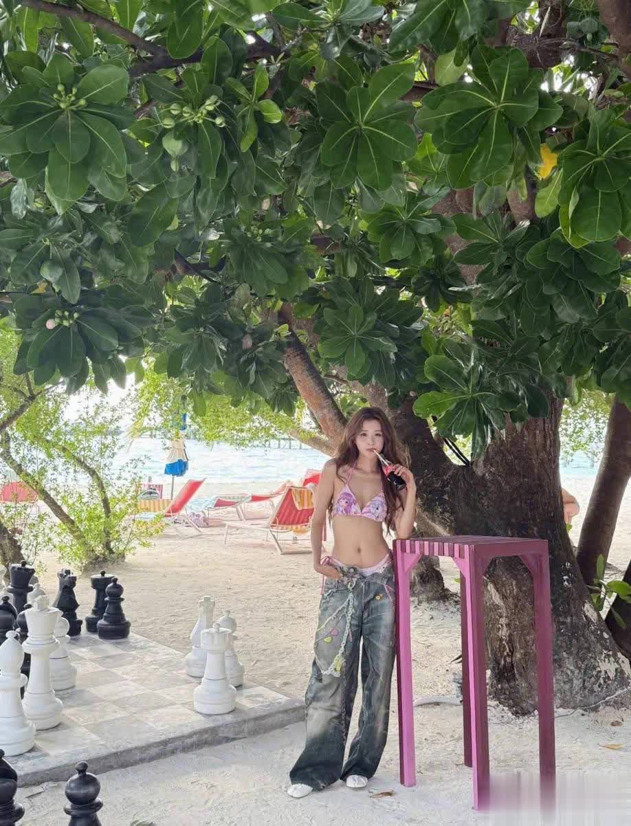 孙怡马尔代夫晒照，穿粉泳衣吸睛