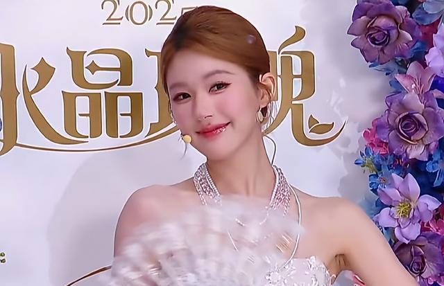 赵露思越来越不内耗，直播被问是否动了鼻子，她否认后直接开怼