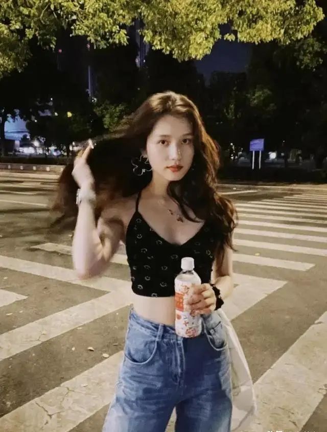 离婚不离家，看到给佟丽娅庆生的陈思诚，才明白小21岁女友心胸大