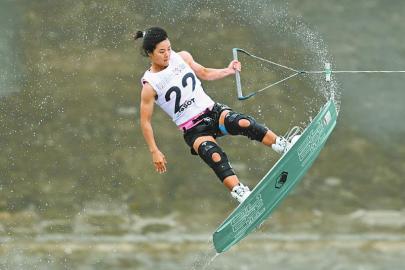 点火女孩 滑水摘金
