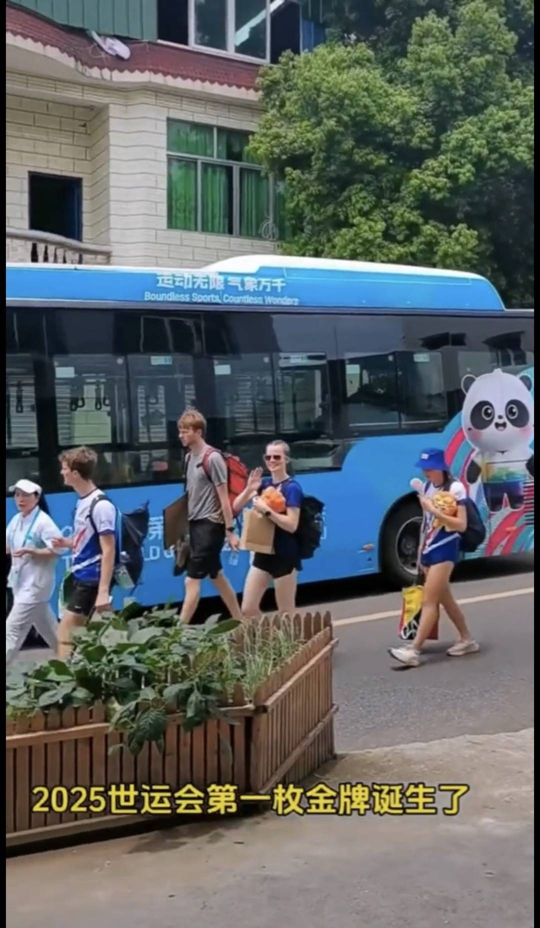 开在家门口的世运会！ 外国运动员从田间跑过 村民：没想到在村里见到这么多外国人