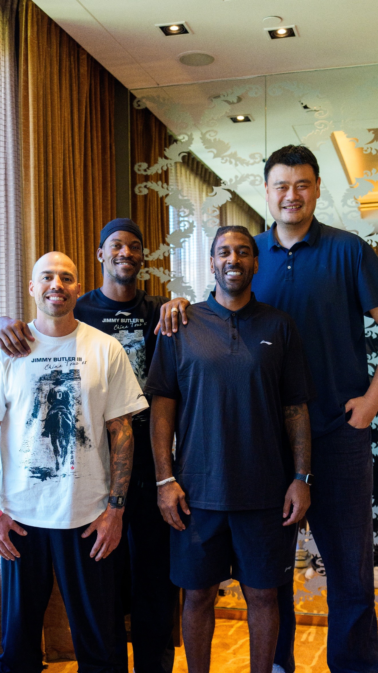 小鸟依人，巴特勒中国行与姚明和梅奥共吃烤鸭并合影