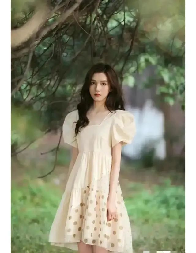 离婚不离家，看到给佟丽娅庆生的陈思诚，才明白小21岁女友心胸大