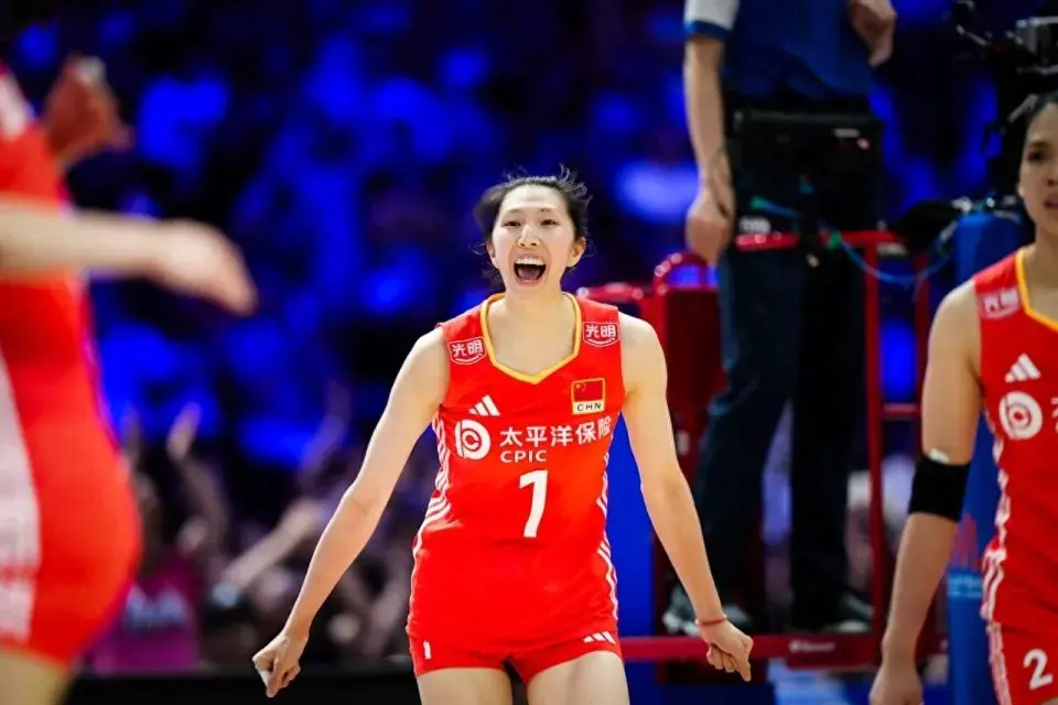 双喜临门！中国女排主攻接应皆有新人冒尖，15岁少女或看齐吴梦洁