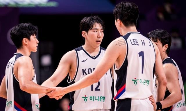 郭士强到场观战，韩国队投疯了：三分球38中22，若进8强将对中国男篮！