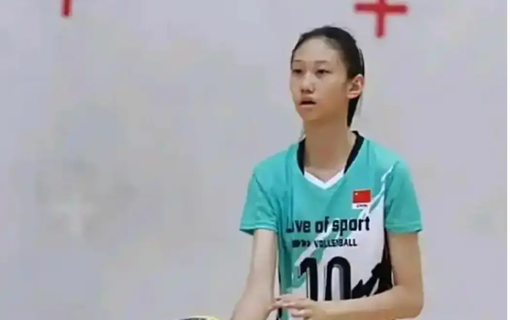 双喜临门！中国女排主攻接应皆有新人冒尖，15岁少女或看齐吴梦洁